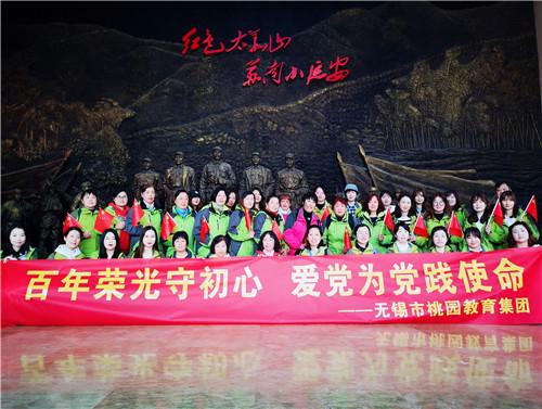 美媒公布画面:加沙57岁老人牵孙子撤离 虽举白旗仍被射杀